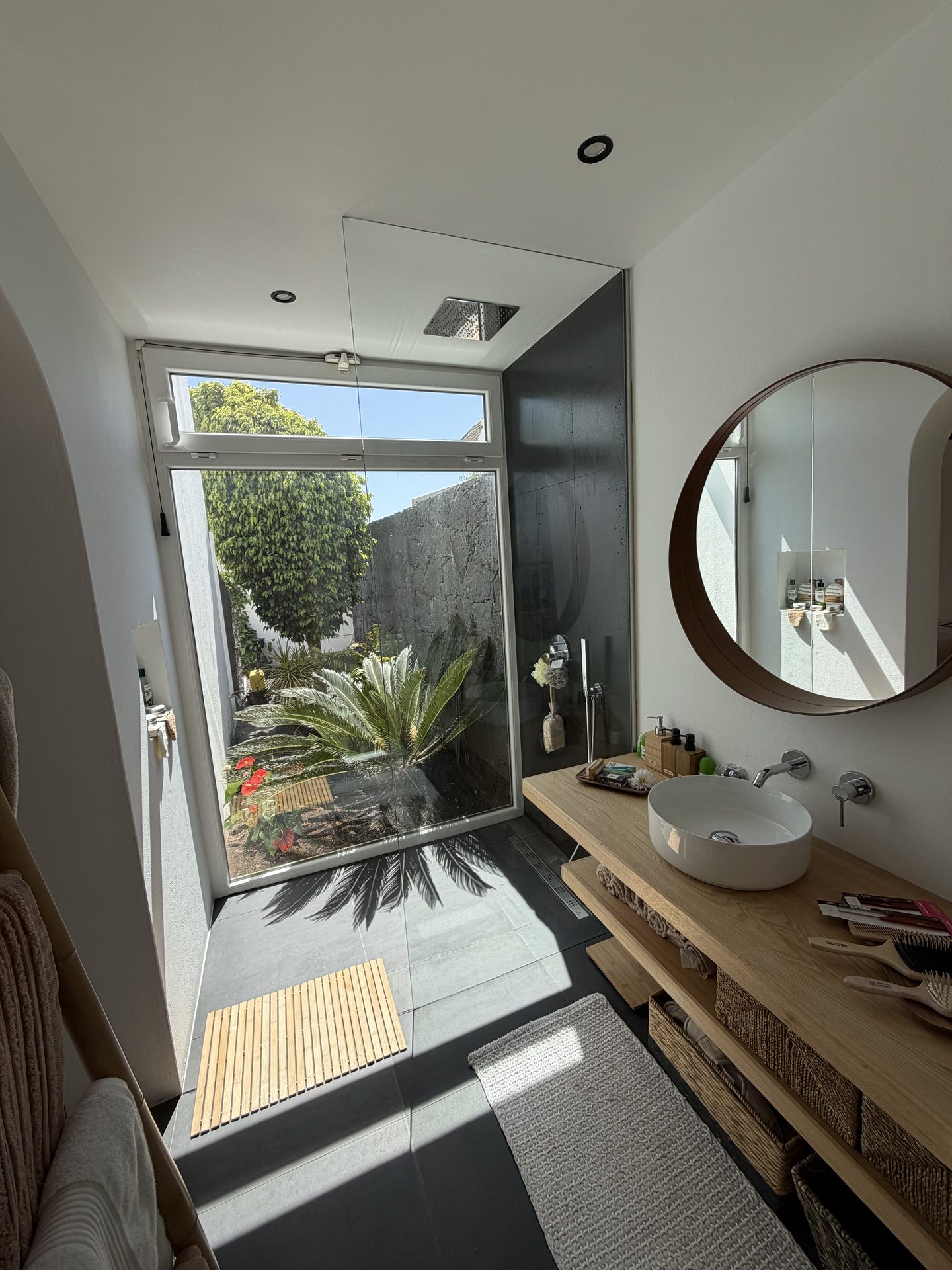Baño suite con ducha al jardín — Tinaguache I