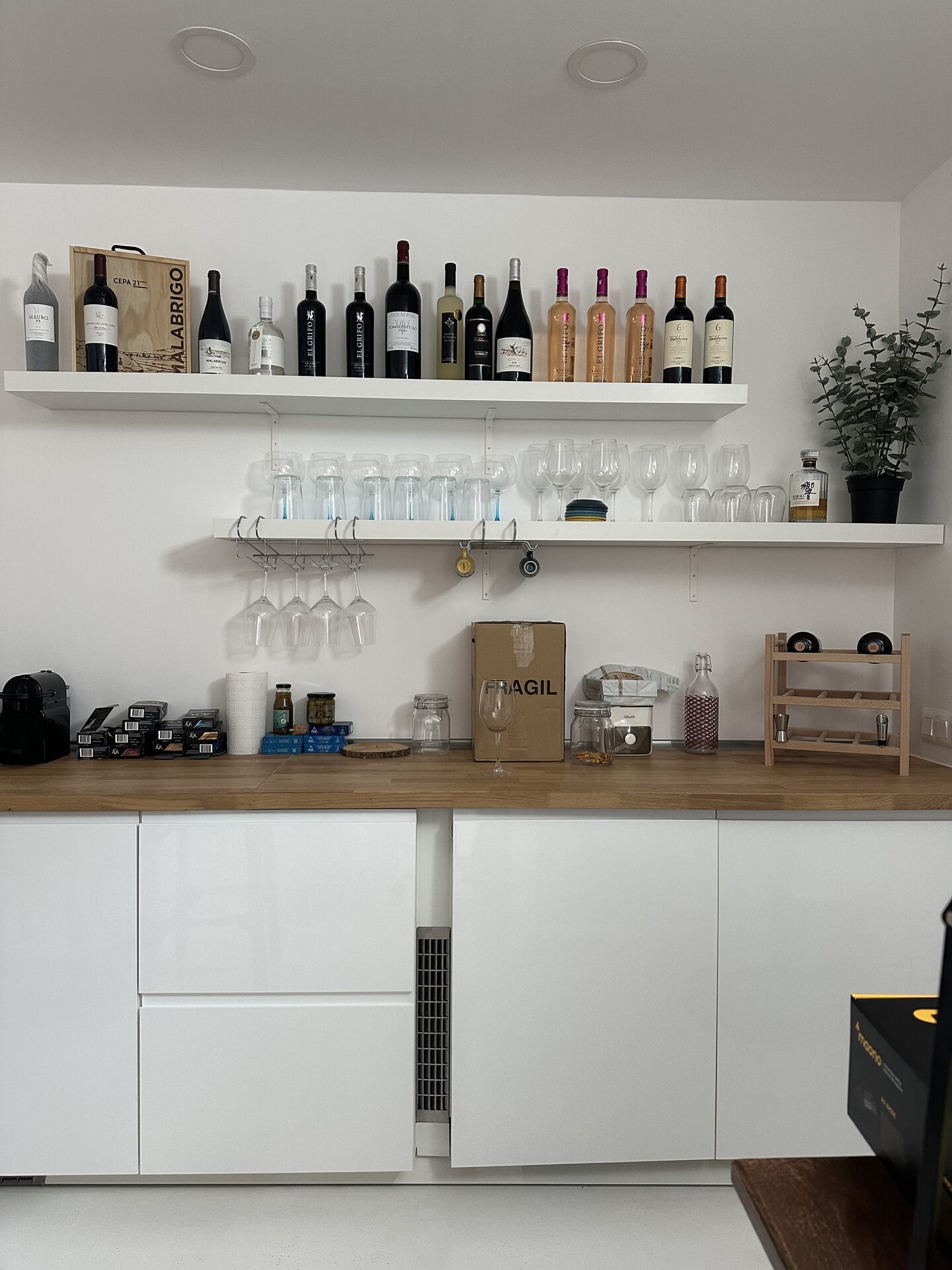 Detalle de bodega de vinos