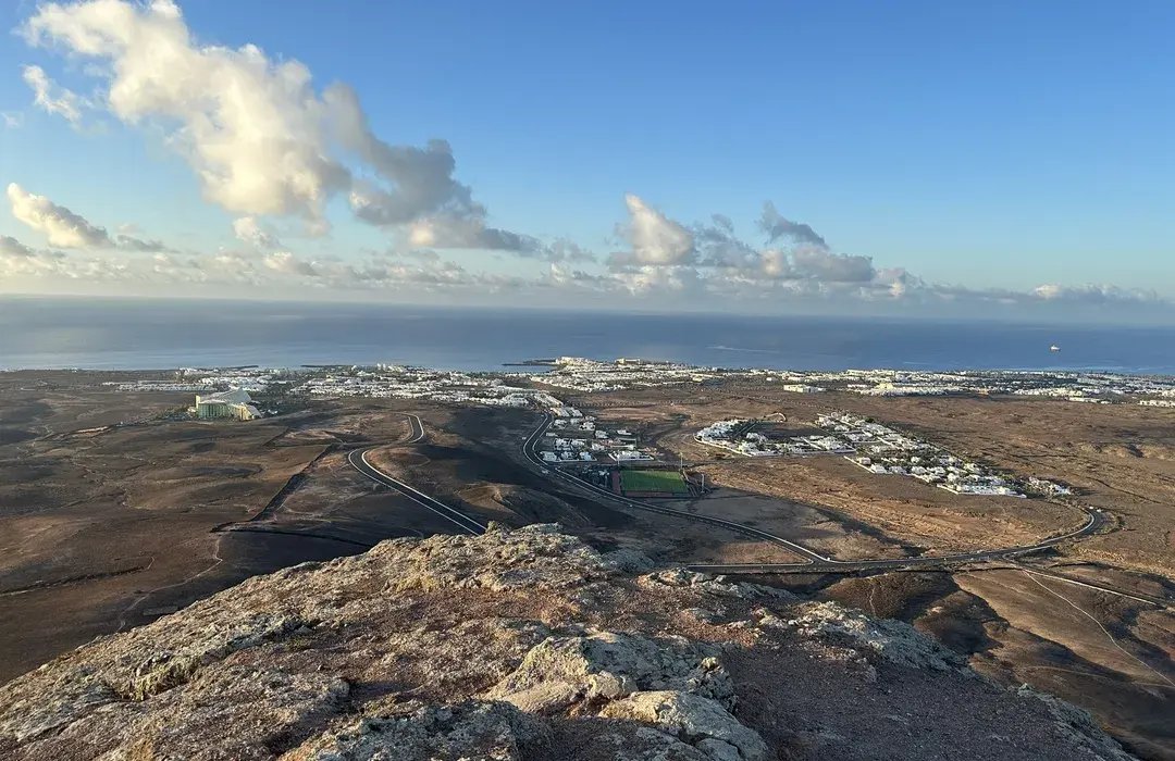 Vista de Costa Teguise desde la cumbre del Tinaguache
