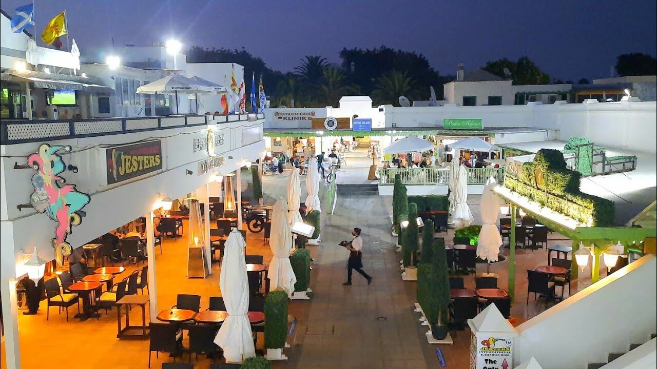 Pueblo Marinero · plaza nocturna