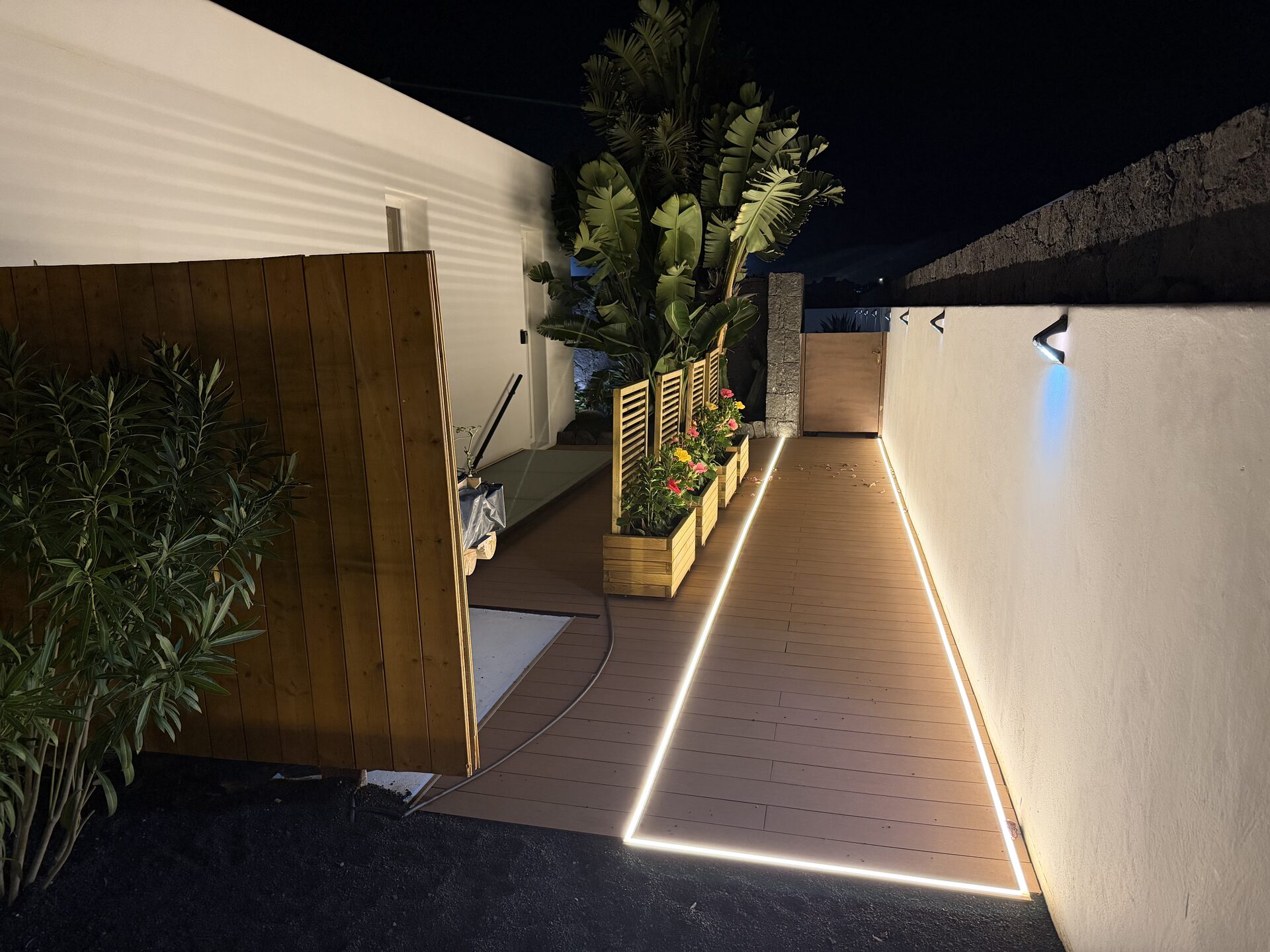 Entrada con LED y plantas