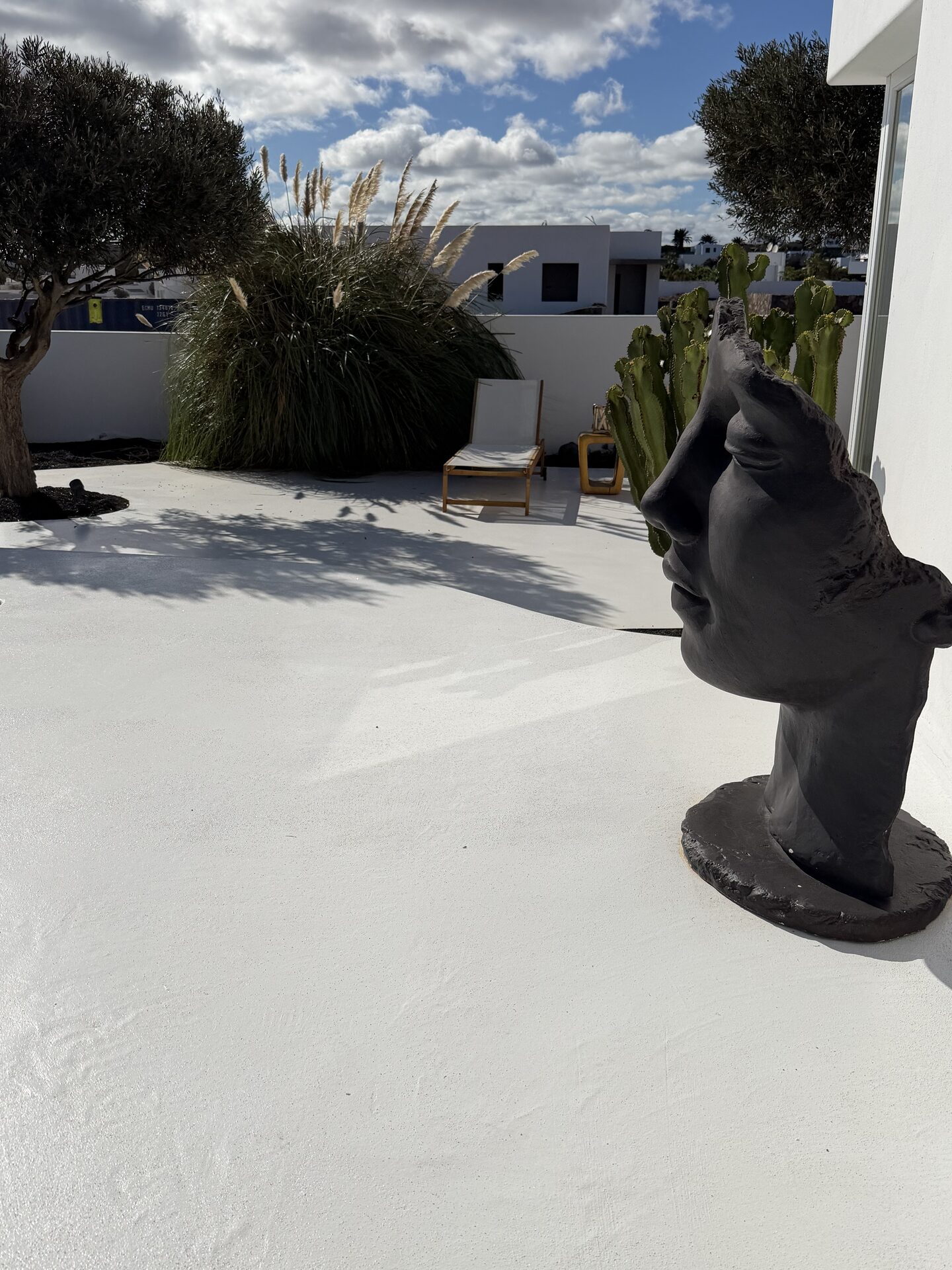 Escultura tipo cabeza junto a la casa