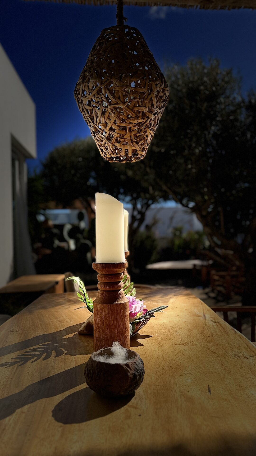 Mesa con vela y lámpara colgante