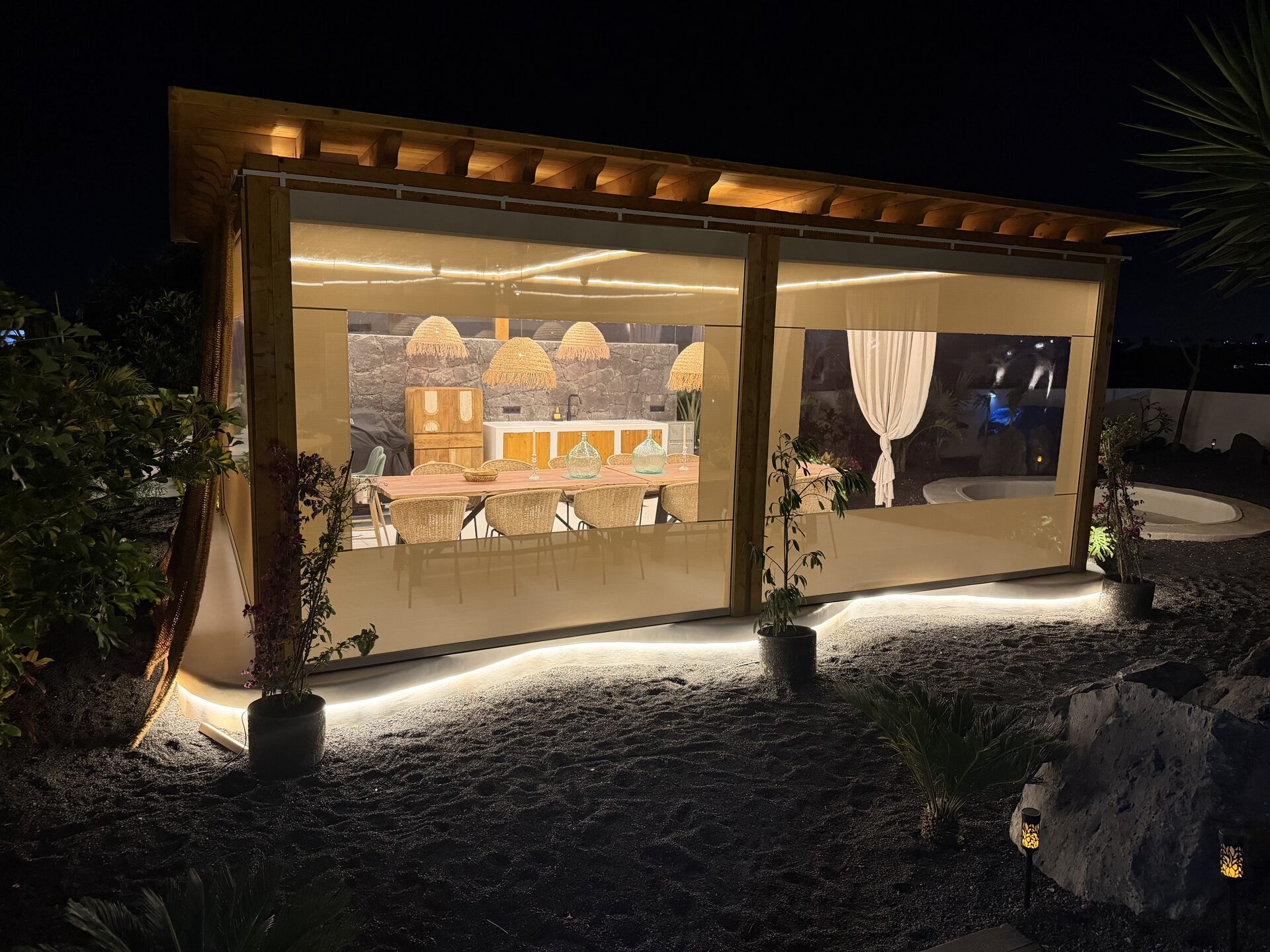 Pérgola con vidrio y luz LED