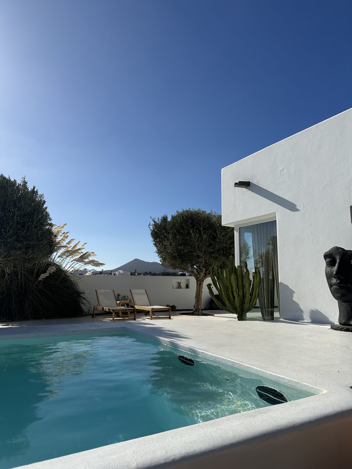 Piscina climatizada bajo el sol de Lanzarote